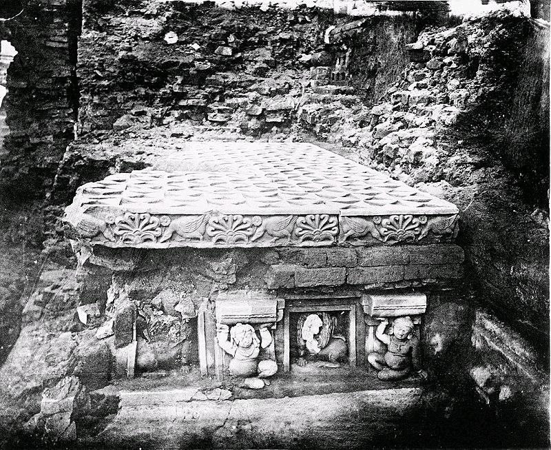 Tòa Kim Cang ở giữa cây Bồ Đề và đền Bồ Đề được vua A Dục xây dựng vào khoảng thế kỷ thứ 3 sau Công nguyên - Vajrasana [ Diamond Throne ] between Bodhi tree and Mahabodhi temple - the Diamond throne, built by Ashoka c.250 BCE
